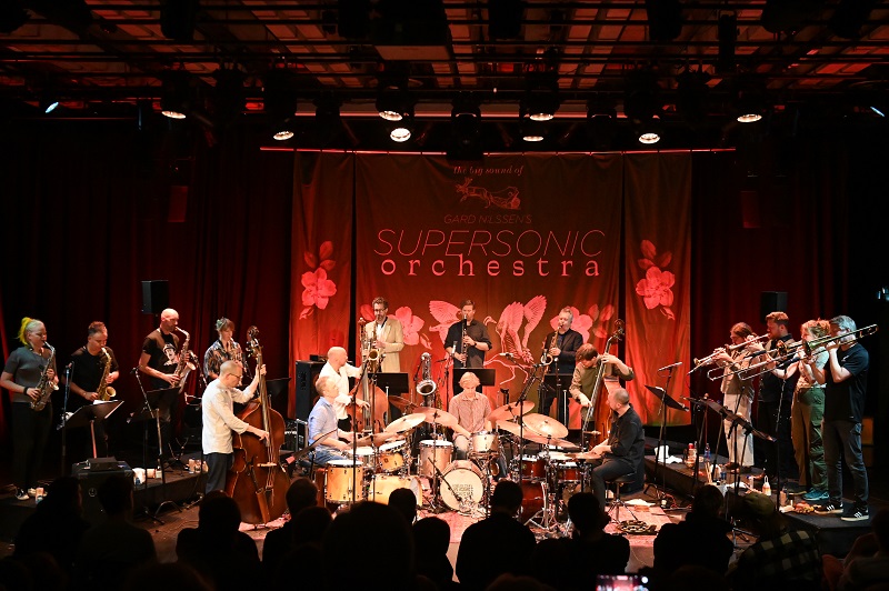 Bild till post Energisk och högpotent storbandsjazz med Gard Nilssens Supersonic Orchestra, Stockholm Jazzfestival