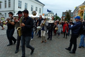Ystad Sweden Jazz Festivals president Thomas Lantz i spetsen för årets jazzparad med danska Tuesday Night Brass Band      