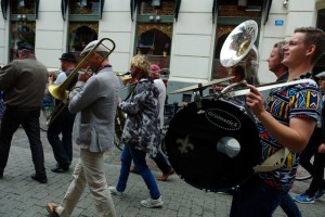 Ystad Sweden Jazz Festivals president Thomas Lantz i spetsen för årets jazzparad med danska Tuesday Night Brass Band      